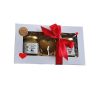 2x50 g ízesített méz, szív gyertyával, fehér karton díszdobozban, szalaggal